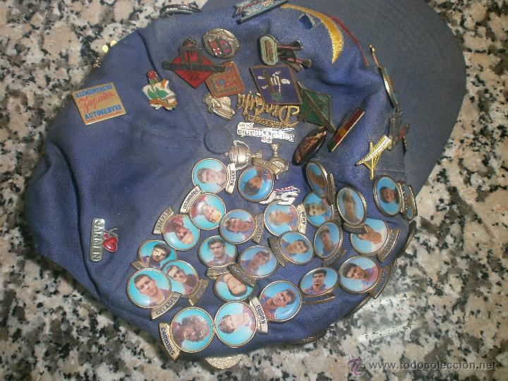 Coleccionismo deportivo: GORRA BARCELONA 92 CON PINS F.C.B Y OTROS - Foto 6
