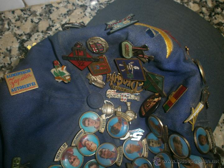 Coleccionismo deportivo: GORRA BARCELONA 92 CON PINS F.C.B Y OTROS - Foto 7
