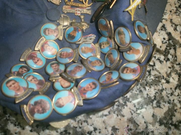 Coleccionismo deportivo: GORRA BARCELONA 92 CON PINS F.C.B Y OTROS - Foto 8