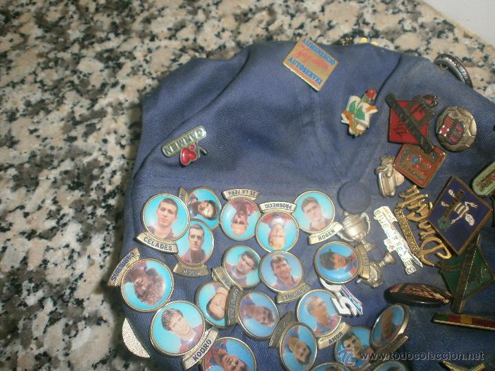 Coleccionismo deportivo: GORRA BARCELONA 92 CON PINS F.C.B Y OTROS - Foto 9