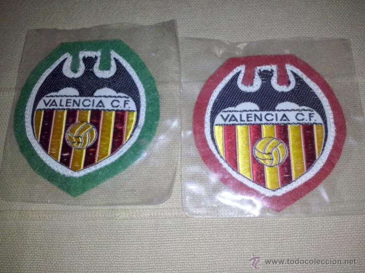 Coleccionismo deportivo: 2 escudos en tela valencia c.f - Foto 1
