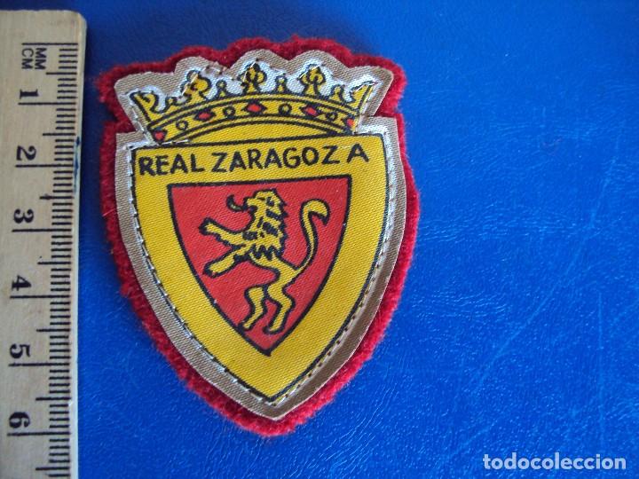Coleccionismo deportivo: (F-10)ESCUDO REAL ZARAGOZA A&Ntilde;OS 80 - Foto 1
