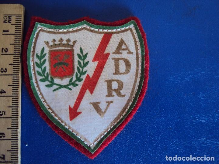 Coleccionismo deportivo: (F-250926)ESCUDO A.D.RAYO VALLECANO A&Ntilde;OS 80 - Foto 1