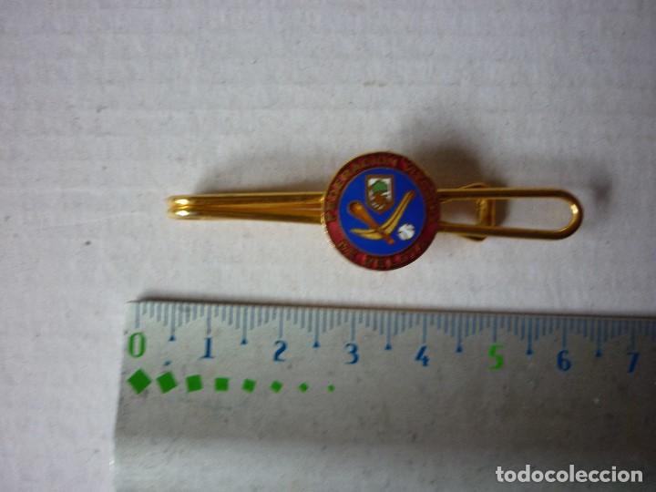 Coleccionismo deportivo: PASADOR DE CORBATA DE LA FEDERACION VIZCAINA DE PELOTA - Foto 1