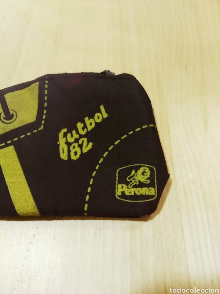 Coleccionismo deportivo: Estuche Perona monedero f&uacute;tbol 82 - Foto 2