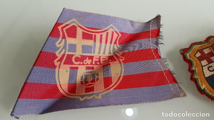 Coleccionismo deportivo: LOTE DE 2 ESCUDOS DE ROPA BAR&Ccedil;A - Foto 2