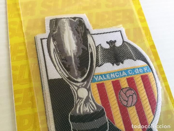 Coleccionismo deportivo: Parche de tela termoadhesivo Valencia CF Copa Champions - Foto 3