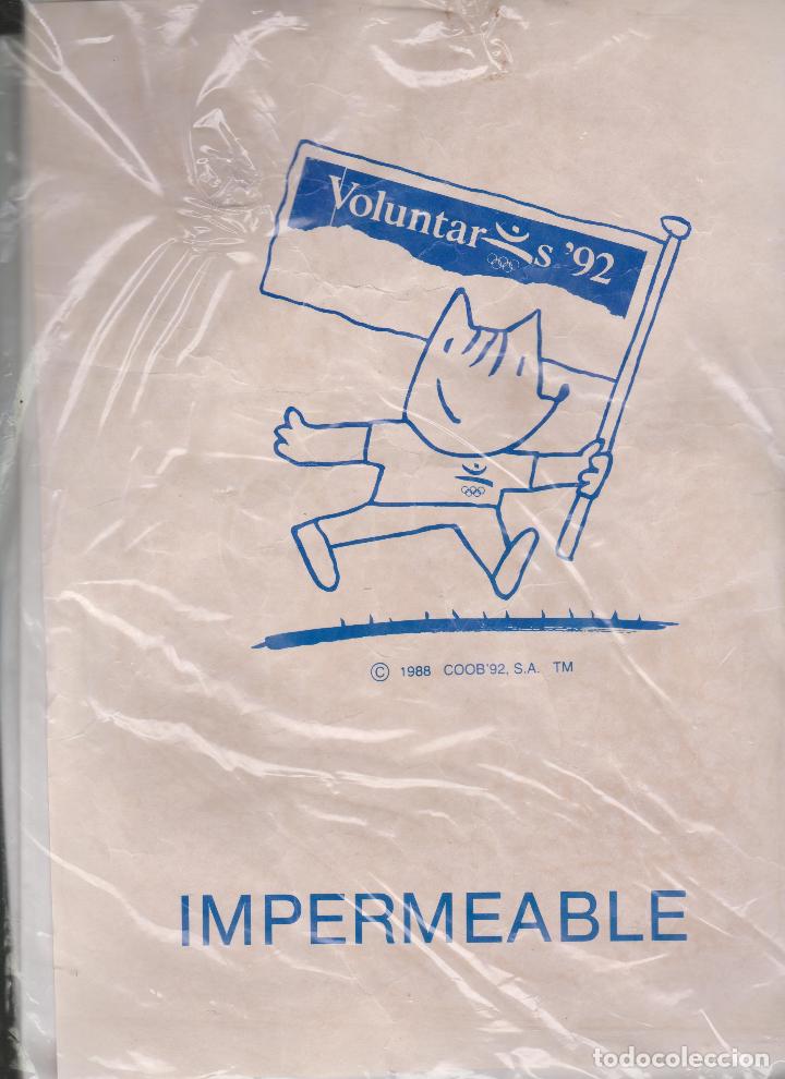 Coleccionismo deportivo: OLIMPIADAS BARCELONA 92 -- IMPERMEABLE DE LOS VOLUNTARIOS/AS - Foto 1