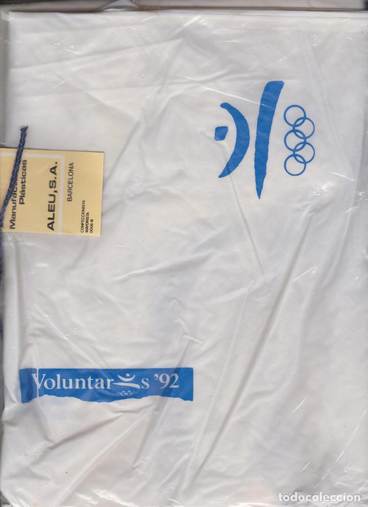 Coleccionismo deportivo: OLIMPIADAS BARCELONA 92 -- IMPERMEABLE DE LOS VOLUNTARIOS/AS - Foto 2