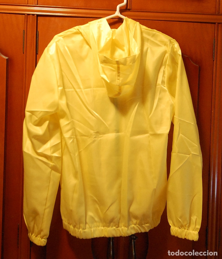Coleccionismo deportivo: Chubasquero amarillo y verde - Foto 2