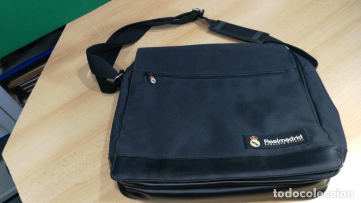 Coleccionismo deportivo: BANDOLERA funda PARA PORT&Aacute;TIL o documentos DEL REAL MADRID - Foto 2