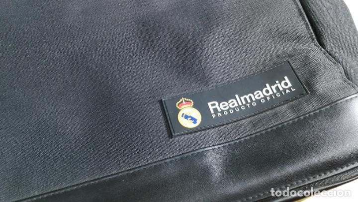 Coleccionismo deportivo: BANDOLERA funda PARA PORT&Aacute;TIL o documentos DEL REAL MADRID - Foto 3