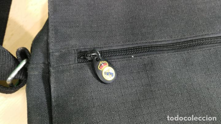 Coleccionismo deportivo: BANDOLERA funda PARA PORT&Aacute;TIL o documentos DEL REAL MADRID - Foto 4