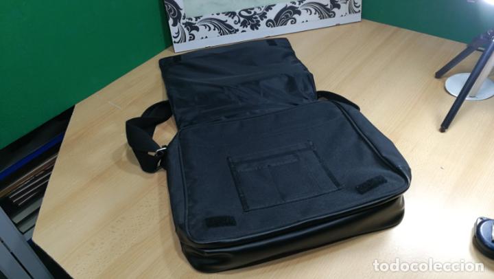 Coleccionismo deportivo: BANDOLERA funda PARA PORT&Aacute;TIL o documentos DEL REAL MADRID - Foto 5