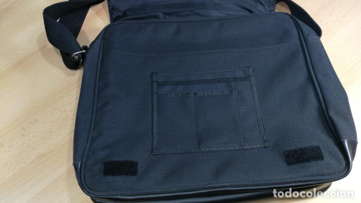 Coleccionismo deportivo: BANDOLERA funda PARA PORT&Aacute;TIL o documentos DEL REAL MADRID - Foto 6