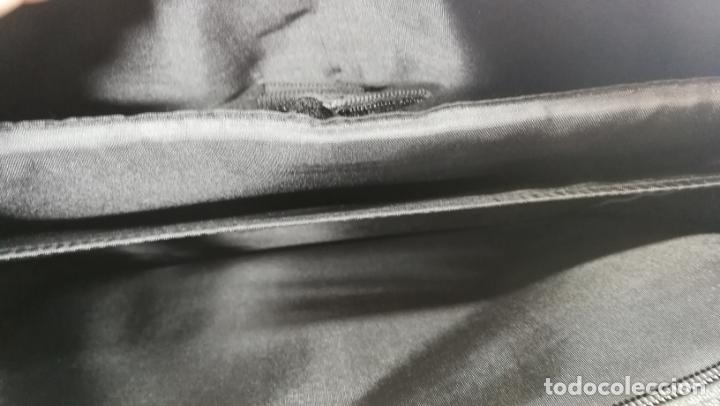 Coleccionismo deportivo: BANDOLERA funda PARA PORT&Aacute;TIL o documentos DEL REAL MADRID - Foto 8