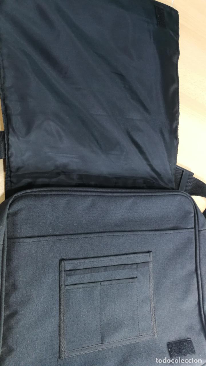Coleccionismo deportivo: BANDOLERA funda PARA PORT&Aacute;TIL o documentos DEL REAL MADRID - Foto 10