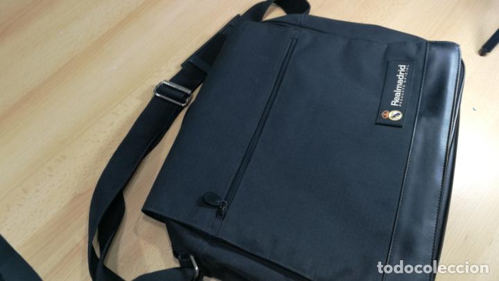 Coleccionismo deportivo: BANDOLERA funda PARA PORT&Aacute;TIL o documentos DEL REAL MADRID - Foto 11