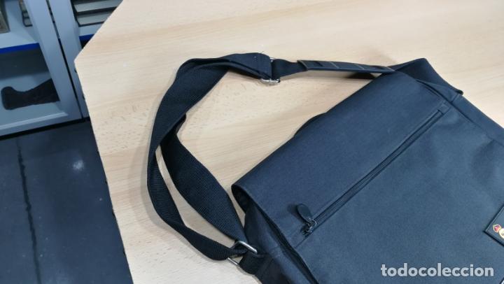 Coleccionismo deportivo: BANDOLERA funda PARA PORT&Aacute;TIL o documentos DEL REAL MADRID - Foto 14