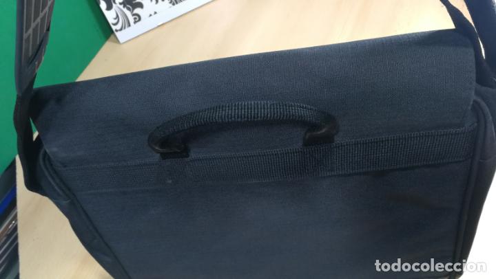 Coleccionismo deportivo: BANDOLERA funda PARA PORT&Aacute;TIL o documentos DEL REAL MADRID - Foto 15
