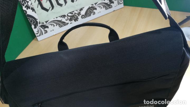 Coleccionismo deportivo: BANDOLERA funda PARA PORT&Aacute;TIL o documentos DEL REAL MADRID - Foto 16