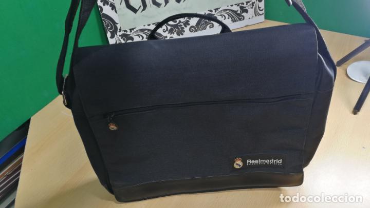 Coleccionismo deportivo: BANDOLERA funda PARA PORT&Aacute;TIL o documentos DEL REAL MADRID - Foto 17