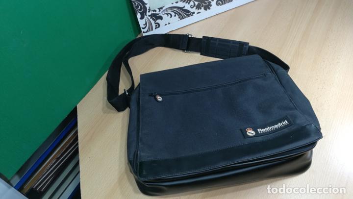 Coleccionismo deportivo: BANDOLERA funda PARA PORT&Aacute;TIL o documentos DEL REAL MADRID - Foto 18