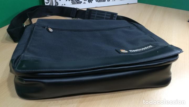 Coleccionismo deportivo: BANDOLERA funda PARA PORT&Aacute;TIL o documentos DEL REAL MADRID - Foto 19