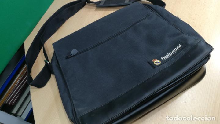 Coleccionismo deportivo: BANDOLERA funda PARA PORT&Aacute;TIL o documentos DEL REAL MADRID - Foto 21