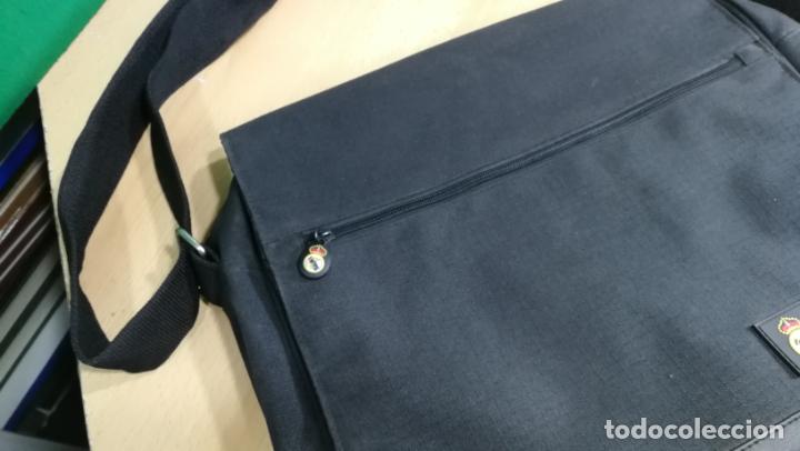 Coleccionismo deportivo: BANDOLERA funda PARA PORT&Aacute;TIL o documentos DEL REAL MADRID - Foto 22