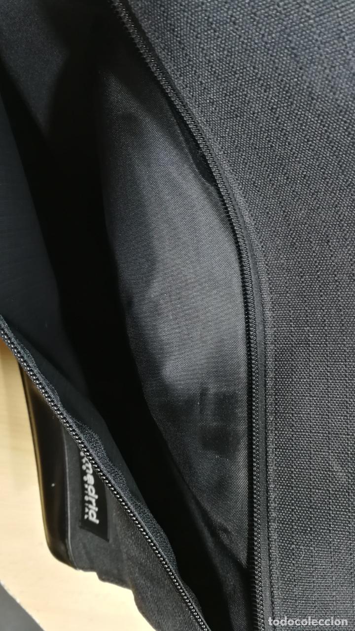 Coleccionismo deportivo: BANDOLERA funda PARA PORT&Aacute;TIL o documentos DEL REAL MADRID - Foto 23