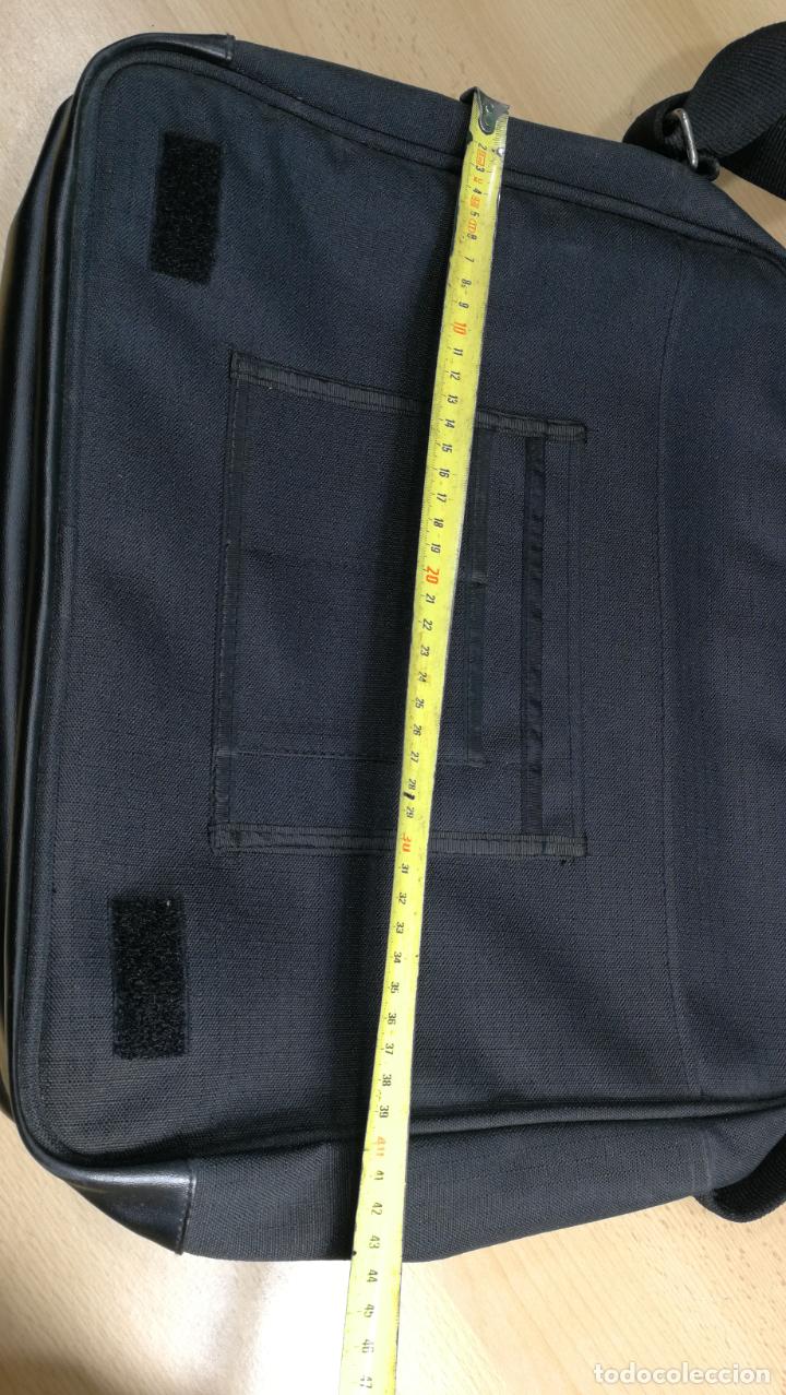 Coleccionismo deportivo: BANDOLERA funda PARA PORT&Aacute;TIL o documentos DEL REAL MADRID - Foto 24