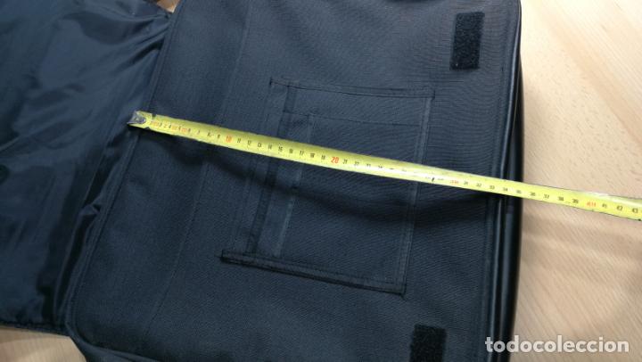 Coleccionismo deportivo: BANDOLERA funda PARA PORT&Aacute;TIL o documentos DEL REAL MADRID - Foto 26