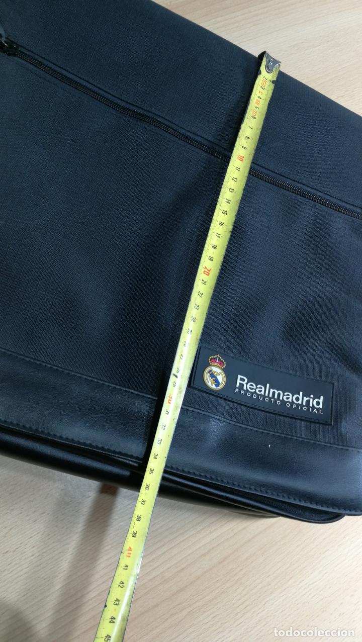 Coleccionismo deportivo: BANDOLERA funda PARA PORT&Aacute;TIL o documentos DEL REAL MADRID - Foto 28