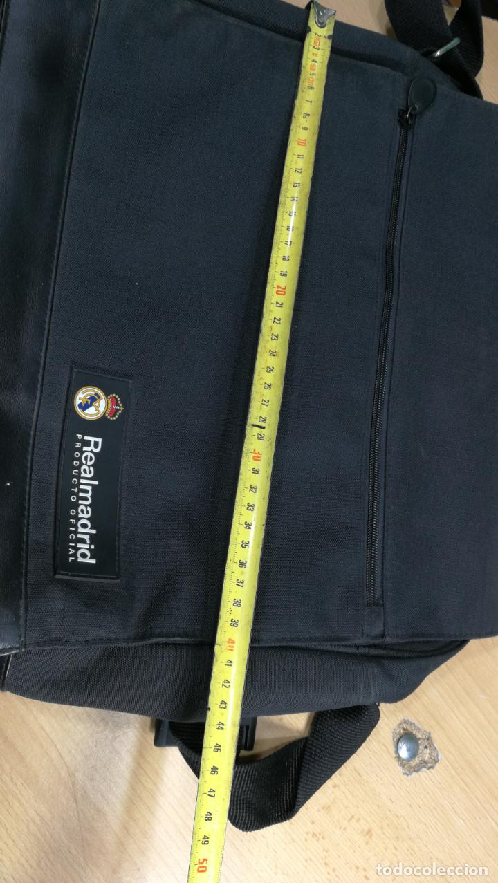 Coleccionismo deportivo: BANDOLERA funda PARA PORT&Aacute;TIL o documentos DEL REAL MADRID - Foto 29