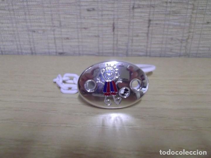 Coleccionismo deportivo: Aguja de pinza en plata con ni&ntilde;o del Bar&ccedil;a.Cunill - Foto 1