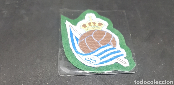 Coleccionismo deportivo: Escudo tela real sociedad - car202 - Foto 1