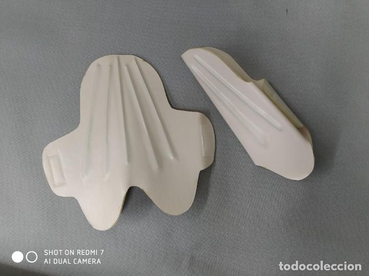 Coleccionismo deportivo: Espinillera futbol con Velcro. - Foto 1