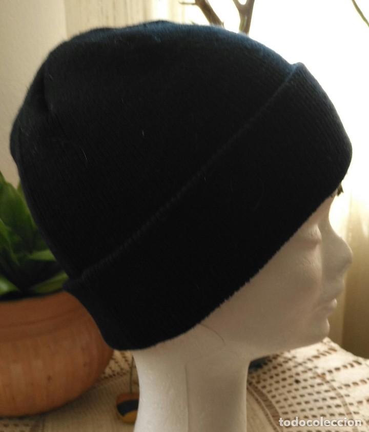 Coleccionismo deportivo: Gorro / Gorra Real Madrid - Lana 100% acr&iacute;lico - Foto 2