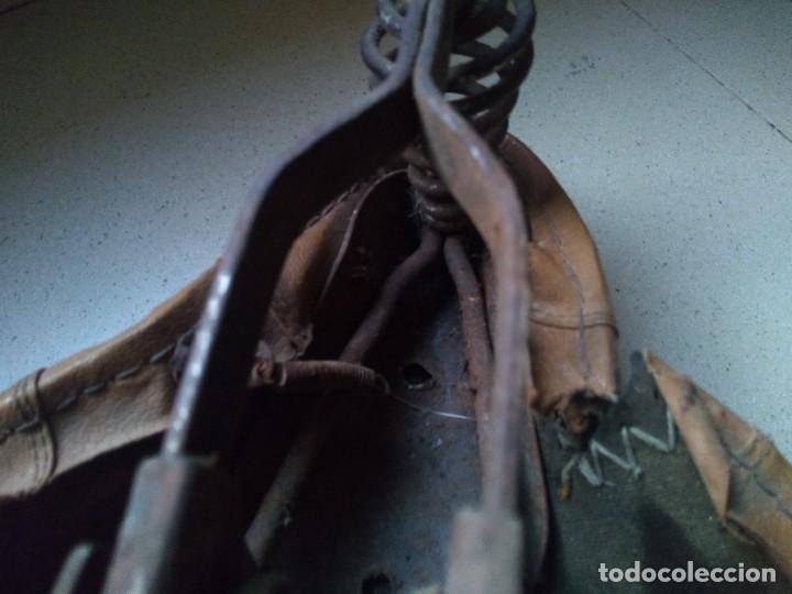 Coleccionismo deportivo: Antiguo sillin de muelles de bicicleta - Foto 5
