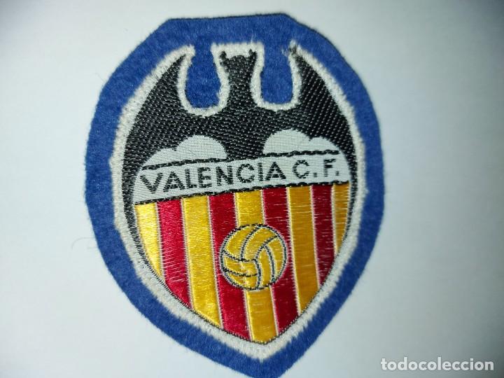 Coleccionismo deportivo: FUTBOL VALENCIA - ANTIGUO ESCUDO BORDADO - Foto 1