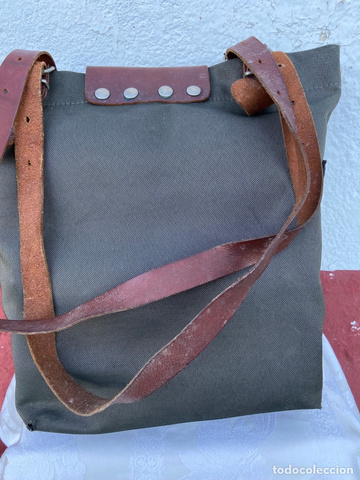 Coleccionismo deportivo: F-C Bolsa:Equipaje de Aventurero. Impermeable y cuero - Foto 5