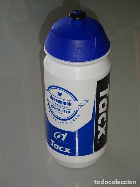 Coleccionismo deportivo: BOTELLA BOTELL&Iacute;N DE CICLISMO. CICLISTA. DECEUNINCK QUICK STEP. CERVEZA MAES. 80GR - Foto 1