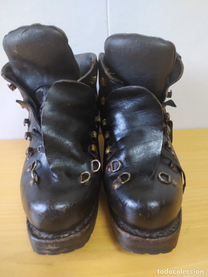 Coleccionismo deportivo: ANTIGUAS BOTAS ALTA MONTA&Ntilde;A VIBRAN. - Foto 6
