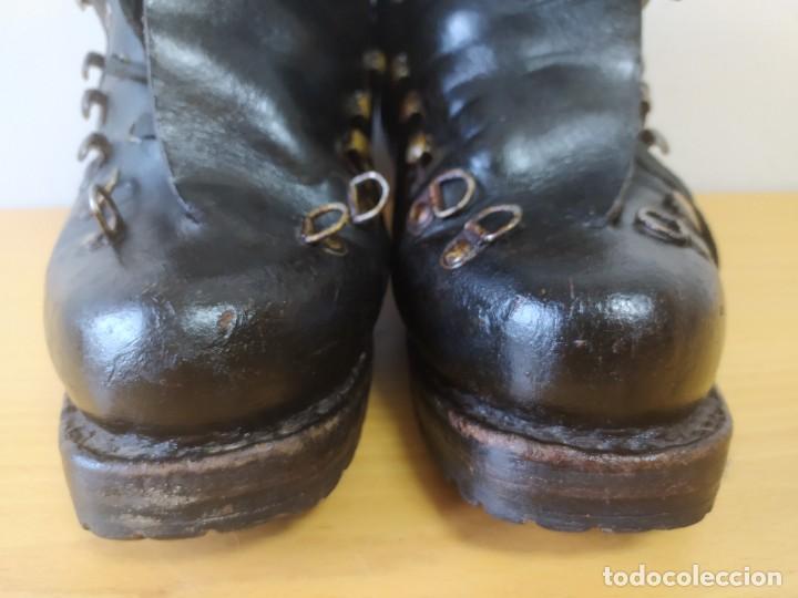 Coleccionismo deportivo: ANTIGUAS BOTAS ALTA MONTA&Ntilde;A VIBRAN. - Foto 7