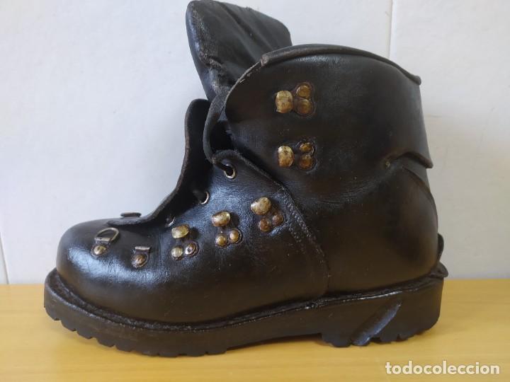 Coleccionismo deportivo: ANTIGUAS BOTAS ALTA MONTA&Ntilde;A VIBRAN. - Foto 11