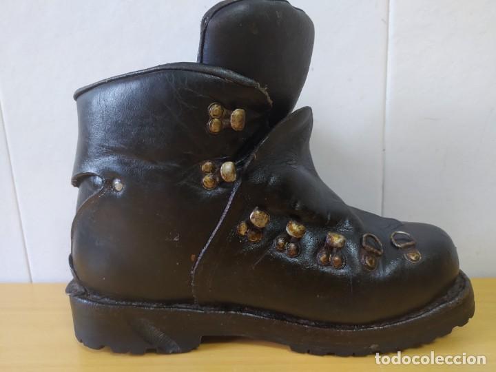 Coleccionismo deportivo: ANTIGUAS BOTAS ALTA MONTA&Ntilde;A VIBRAN. - Foto 12