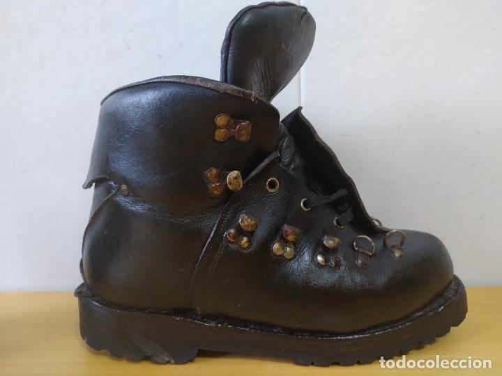 Coleccionismo deportivo: ANTIGUAS BOTAS ALTA MONTA&Ntilde;A VIBRAN. - Foto 13