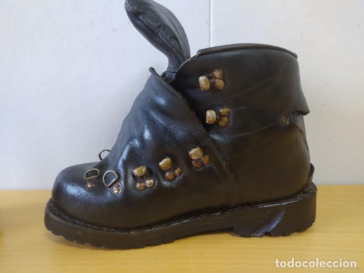 Coleccionismo deportivo: ANTIGUAS BOTAS ALTA MONTA&Ntilde;A VIBRAN. - Foto 14