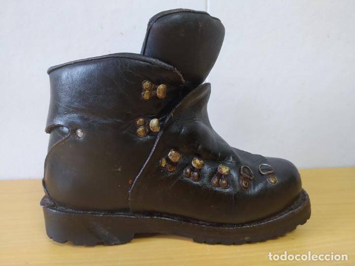 Coleccionismo deportivo: ANTIGUAS BOTAS ALTA MONTA&Ntilde;A VIBRAN. - Foto 16